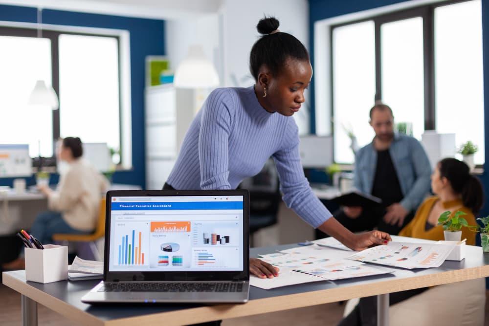 Entrepreneure africaine préparant son business plan